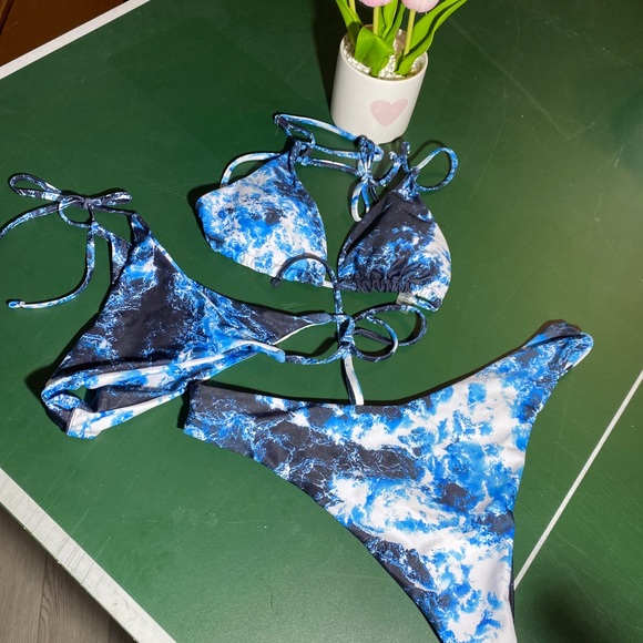 Bikini - Picture 1 of 5